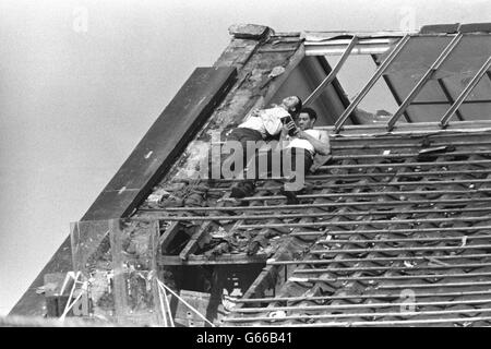 Kriminalität - Strangeways Gefängnisbelagerung - Manchester. Strangeways Gefangene auf dem Dach während der Belagerung. Stockfoto