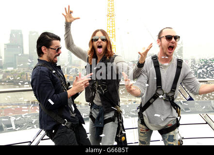 Gitarrist Tomo Milicevic, Sänger Jared Leto und Schlagzeuger Shannon Leto sahen am Dienstag, 18. Juni 2013, auf der O2 Arena in London. 30 Seconds to Mars klettern die O2 Arena und kündigen ihre neue Tour im November an. Stockfoto