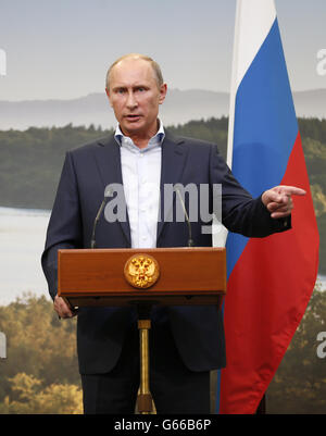 Der russische Präsident Wladimir Putin spricht während einer Medienkonferenz nach dem G8-Gipfel im Lough Erne Golf Resort in Enniskillen, Nordirland. Stockfoto