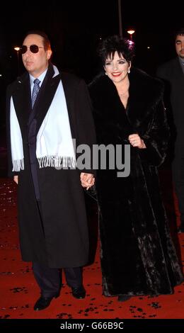 Liza Minnelli und Ehemann David gest kommen zur Aufnahme von 'TV Moments 2002' im BBC TV Centre in West London an. Stockfoto