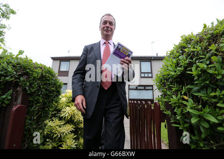 Nigel Farage, UKIP-Führer, als er für die Nachwahl in Aberdeen Donside mit dem Parteikandidaten Otto Inglis in Aberdeen kämpft. Stockfoto