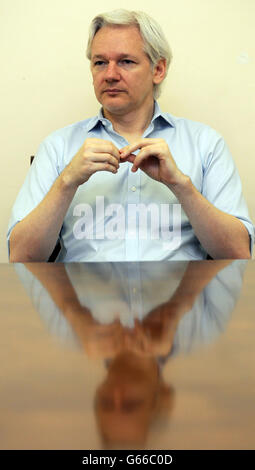 Julian Assange spricht vor dem ersten Jahrestag seiner Ankunft am 19. Juni 2012 in der ecuadorianischen Botschaft in London mit den Medien. Stockfoto