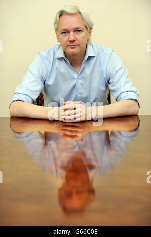 Julian Assange spricht vor dem ersten Jahrestag seiner Ankunft am 19. Juni 2012 in der ecuadorianischen Botschaft in London mit den Medien. Stockfoto