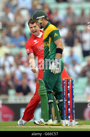 Englands James Anderson (links) feiert die Teilnahme am Wicket des südafrikanischen Colin Ingram, lbw für 0 während der ICC Champions Trophäe, Halbfinale im Oval, London. Stockfoto