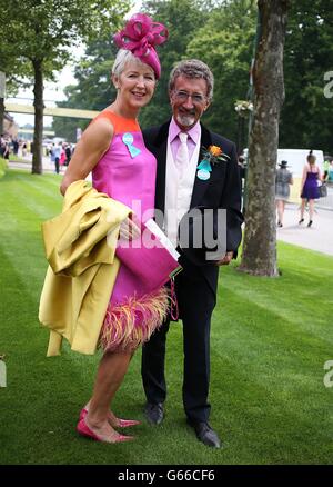 Pferderennen - The Royal Ascot Meeting 2013 - Tag Zwei - Ascot Racecourse. Eddie Jordan und Frau Marie am zweiten Tag des Royal Ascot-Treffens auf der Pferderennbahn Ascot in Berkshire. Stockfoto