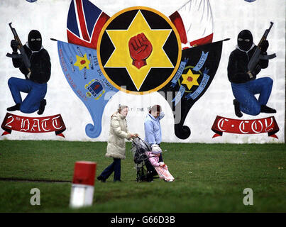 A C Company Ulster Freedom Fighter (UFF) Wandbild in der Nähe von Johnny Adairs Haus in Belfast. Anhänger des inhaftierten loyalistischen Terrorbosses Adair sollen heute nach nächtlichen Gewalttaten in ihrer unteren Shankill Road-Machtzentrale aus Belfast geflohen sein. * Es gab unbestätigte Berichte, dass Adairs Frau Gina und sein enger Mitarbeiter John White zu einer Gruppe gehörten, die in Larne eine Fähre nach Schottland bestiegen hatten, nachdem sie gestern Abend in Boundary Way aus ihren Häusern vertrieben worden waren. Stockfoto