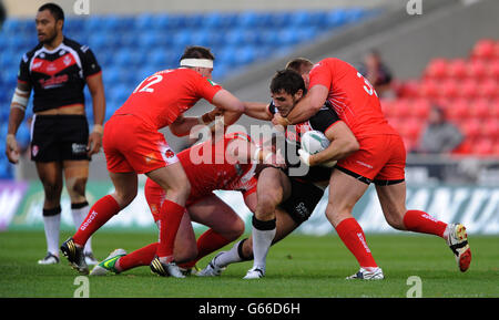 St. Helens' Alex Walmsley wird von Adam Walne (rechts) von Salford City Reds und Andrew Dixon (links) in Angriff genommen. Stockfoto