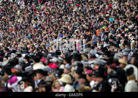 Rennfahrer während der Diamond Jubilee Stakes am fünften Tag des Royal Ascot Meetings auf der Ascot Racecourse, Berkshire. Stockfoto