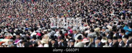 Rennfahrer während der Diamond Jubilee Stakes am fünften Tag des Royal Ascot Meetings auf der Ascot Racecourse, Berkshire. Stockfoto