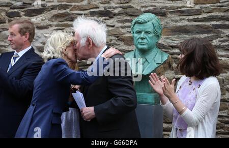 Nobelpreisträger Seamus Heaney küsst Jean Kennedy Smith vor einer Büste von Senator Ted Kennedy, die im Rahmen einer Feier anlässlich des 50. Jahrestages des Besuchs von John F. Kennedy in Irland auf dem Anwesen der Familie Kennedy in Dunganstown, Co Wexford, enthüllt wurde. Stockfoto