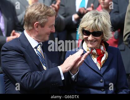 Taoiseach Enda Kenny und Jean Kennedy Smith auf dem Anwesen der Familie Kennedy in Dunganstown, Co Wexford, im Rahmen einer Feier zum 50. Jahrestag des Besuchs von John F. Kennedy in Irland. Stockfoto