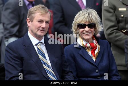 Taoiseach Enda Kenny und Jean Kennedy Smith auf dem Anwesen der Familie Kennedy in Dunganstown, Co Wexford, im Rahmen einer Feier zum 50. Jahrestag des Besuchs von John F. Kennedy in Irland. Stockfoto