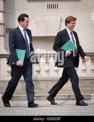 Bundeskanzler George Osborne und Finanzminister Danny Alexander verlassen das Finanzministerium für das Unterhaus, wo der Bundeskanzler die diesjährige Ausgabenüberprüfung vortragen wird. Stockfoto