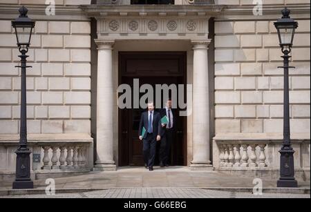 Bundeskanzler George Osborne und Finanzminister Danny Alexander verlassen das Finanzministerium für das Unterhaus, wo der Bundeskanzler die diesjährige Ausgabenüberprüfung vortragen wird. Stockfoto