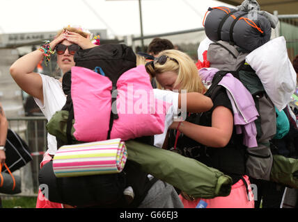 Festivalbesucher, die zum Glastonbury Festival kommen, auf der Worthy Farm in Somerset. Stockfoto