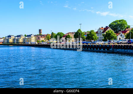 Västervik, Schweden - 19. Juni 2016: Blick über die Stadt in Richtung Wasserturm vom Hafen aus gesehen. Keine Boote und Autos park Stockfoto