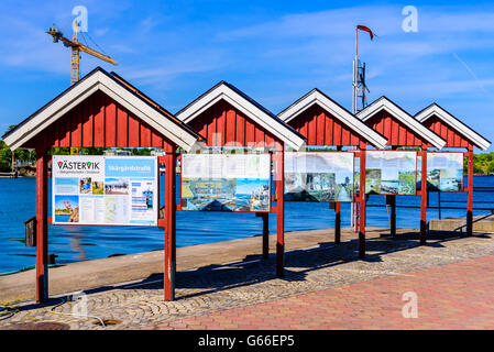 Västervik, Schweden - 19. Juni 2016: Seaside Informationen Ort mit Teilen der Anschlagtafeln auf unterschiedliche Strukturen. Touristische und Stockfoto