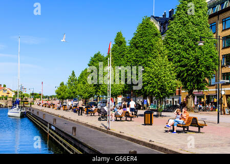 Västervik, Schweden - 19. Juni 2016: Menschen wandern und Ausruhen an der Strandpromenade. Echte Menschen im Alltag. Stockfoto