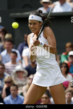 Die serbische Ana Ivanovic im Einsatz gegen die Kanadaerin Eugenie Bouchard am dritten Tag der Wimbledon-Meisterschaften im All England Lawn Tennis und Croquet Club in Wimbledon. Stockfoto