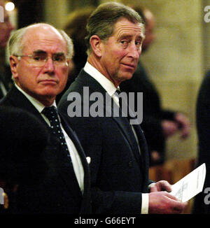 Der australische Premierminister John Howard und der britische Prinz Charles nehmen an einem Gedenkdienst für die Opfer der Bombenanschläge auf Bali am 12. Oktober 2002 in der Southwark Cathedral, London, Teil. * . Bei den Blasten, die vor genau vier Monaten den beliebten Sari Club und Paddy's Bar im indonesischen Inselresort Kuta durchrissen haben, starben mindestens 180 Menschen und es wurden zahlreiche Verletzte erlitten. Stockfoto