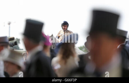 Jockey Neil Callan an Bord von Lightning Cloud feiert am vierten Tag des Royal Ascot-Meetings auf der Ascot Racecourse, Berkshire, den Sieg im Buckingham Palace. Stockfoto
