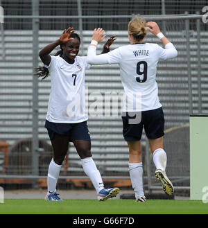 Englands Eniola Aluko (links) feiert mit Ellen White (rechts), nachdem sie das Eröffnungsziel des Spiels gegen Japan erreicht hat. Stockfoto