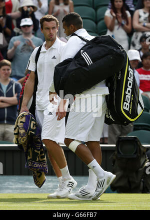 Der französische Jo-Wilfried Tsonga (rechts) mit dem lettischen Ernests Gulbis, nachdem er sich am dritten Tag der Wimbledon Championships im All England Lawn Tennis and Croquet Club in Wimbledon aus dem Spiel zurückzog. Stockfoto