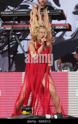 Rita Ora tritt auf der Pyramid Stage beim Glastonbury Festival auf der Worthy Farm in Somerset auf. Stockfoto