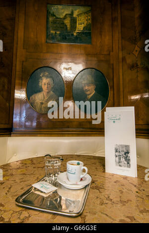 Innenansicht des historischen Café Tomaselli, Salzburg, Österreich Stockfoto