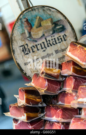 Typische Tiroler Speck Schinken zum Verkauf auf dem Markt, Salzburg, Österreich Stockfoto