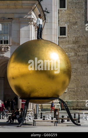 Die goldene Kugel Denkmal benannt Sphaera erstellt von Stephan Balkenhol, Salzburg, Österreich Stockfoto