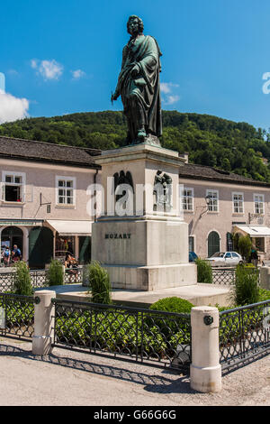 Statue von Wolfgang Amadeus Mozart im Mozartplatz, Salzburg, Österreich Stockfoto