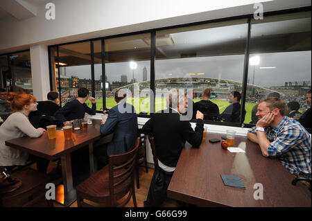 Cricket - Zweiter NatWest T20 - England - Neuseeland - The Kia Oval. Die Zuschauer genießen Gastfreundschaft Stockfoto