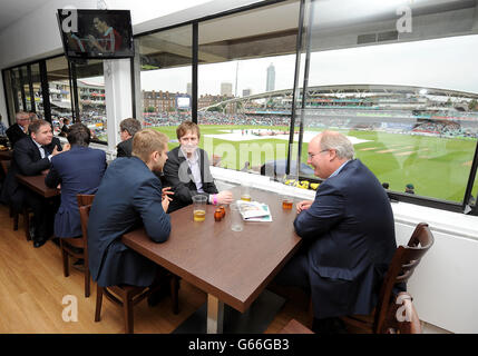 Cricket - Zweiter NatWest T20 - England - Neuseeland - The Kia Oval. Zuschauer, die Gastfreundschaft genießen Stockfoto