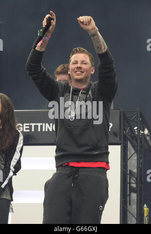 Professor Green tritt auf der Pyramid Stage auf, beim Glastonbury Festival, auf der Worthy Farm in Somerset. Stockfoto