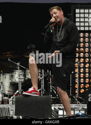 Professor Green tritt auf der Pyramid Stage auf, beim Glastonbury Festival, auf der Worthy Farm in Somerset. Stockfoto