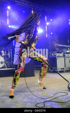 Solange tritt auf der Parkbühne während des ersten Aufführungstages des Glastonbury 2013 Festival of Contemporary Performing Arts auf der Pilton Farm, Somerset, auf. DRÜCKEN Sie VERBANDSFOTO. Bilddatum: Freitag, 28. Juni 2013. Bildnachweis sollte lauten: Anthony Devlin/PA Wire Stockfoto