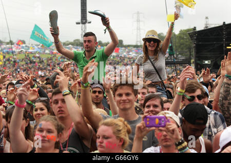 Die Menge, die Professor Green auf der Pyramid Stage beim Glastonbury Festival auf der Worthy Farm in Somerset auftrat. Stockfoto