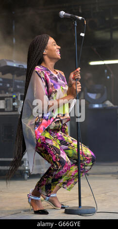 Solange tritt auf der Parkbühne während des ersten Aufführungstages des Glastonbury 2013 Festival of Contemporary Performing Arts auf der Pilton Farm, Somerset, auf. DRÜCKEN Sie VERBANDSFOTO. Bilddatum: Freitag, 28. Juni 2013. Bildnachweis sollte lauten: Anthony Devlin/PA Wire Stockfoto