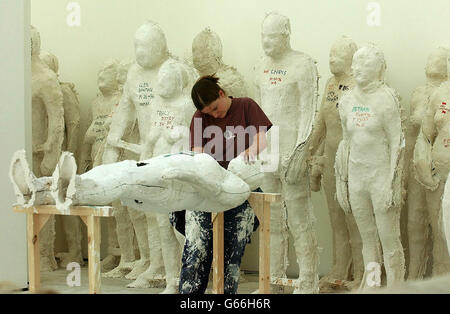 Im Baltic Museum in Gateshead werden Figuren von Mitgliedern der Öffentlichkeit aus Gateshead und Newcastle zusammengeschichtet. Die Figuren stammen vom Künstler Antony Gormley für einen großen neuen auftrag der Baltischen Staaten namens Domain Field. * rund 240 Freiwillige wurden ausgewählt, um ihre Zahlen für die Arbeit beziffern zu lassen. Stockfoto