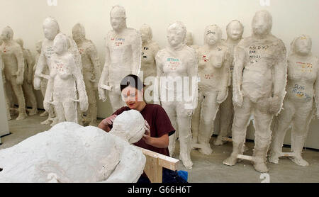 Im Baltic Museum in Gateshead werden Figuren von Mitgliedern der Öffentlichkeit aus Gateshead und Newcastle zusammengeschichtet. Die Figuren stammen vom Künstler Antony Gormley für einen großen neuen auftrag der Baltischen Staaten namens Domain Field. * rund 240 Freiwillige wurden ausgewählt, um ihre Zahlen für die Arbeit beziffern zu lassen. Sehen Sie sich PA Story an. PA Foto: John Giles. Stockfoto