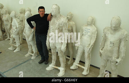 Der Künstler Antony Gormley mit Persönlichkeiten aus Gateshead und Newcastle, an denen im Baltic Museum in Gateshead gearbeitet wird. Die Zahlen gelten für eine große neue kommission der Ostsee mit dem Namen Domain Field. * rund 240 Freiwillige wurden ausgewählt, um ihre Zahlen für die Arbeit beziffern zu lassen. Stockfoto