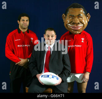 Colin Charvis von Wales mit Trainer Steve Hansen beim Start des RBS 6 Nations Tournament im Hyde Park. Stockfoto