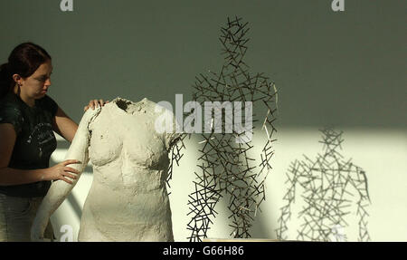 Im Baltic Museum in Gateshead werden Persönlichkeiten der Öffentlichkeit aus Gateshead und Newcastle bearbeitet. Die Figuren stammen vom Künstler Antony Gormley für einen großen neuen auftrag der Baltischen Staaten namens Domain Field. * rund 240 Freiwillige wurden ausgewählt, um ihre Zahlen für die Arbeit beziffern zu lassen. Stockfoto