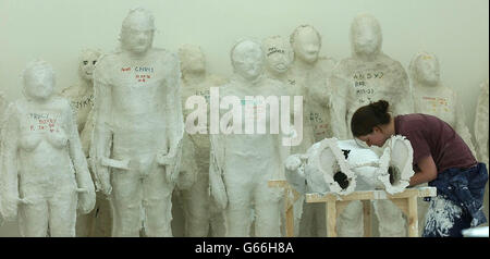 Im Baltic Museum in Gateshead werden Figuren von Mitgliedern der Öffentlichkeit aus Gateshead und Newcastle zusammengeschichtet. Die Figuren stammen vom Künstler Antony Gormley für einen großen neuen auftrag der Baltischen Staaten namens Domain Field. * rund 240 Freiwillige wurden ausgewählt, um ihre Zahlen für die Arbeit beziffern zu lassen. Stockfoto