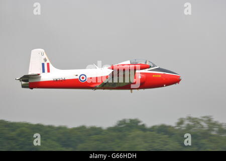 BAC Jet Provost T5A Tiefflug über Dunsfold Aerodrome in Surrey Stockfoto