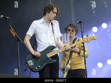 Chili Jesson (links) und Gitarrist Sam Fryer von den Palma Violets treten auf der Hauptbühne beim Isle of Wight Festival im Seaclose Park, Newport, Isle of Wight auf. Stockfoto