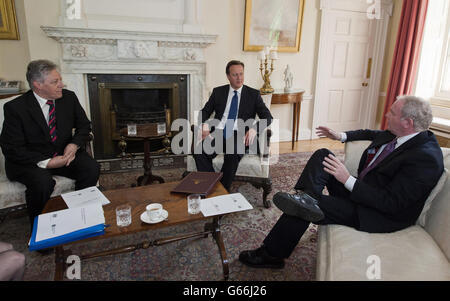 Premierminister David Cameron (Mitte) trifft sich 10 in der Downing Street im Zentrum von London mit dem nordirischen Ersten Minister Peter Robinson (links) und dem nordirischen stellvertretenden Ersten Minister Martin McGuinness (rechts). Stockfoto