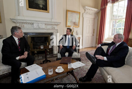 Premierminister David Cameron (Mitte) trifft sich 10 in der Downing Street im Zentrum von London mit dem nordirischen Ersten Minister Peter Robinson (links) und dem nordirischen stellvertretenden Ersten Minister Martin McGuinness (rechts). Stockfoto