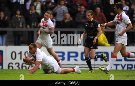 Rugby League - England / Exil - Halliwell Jones Stadium. Der englische Leroy Cudjoe erzielt den dritten Versuch während des Interational-Spiels im Halliwell Jones Stadium, Warrington. Stockfoto